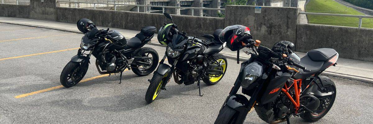 image of 3 motorcycle parked next to eachother