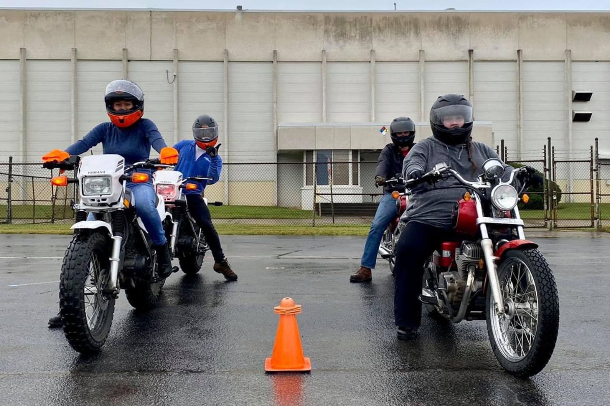 picture of msf course students on motorcycles